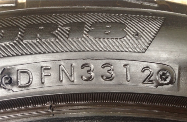 ยาง Bridgestone 235 40 18 จำนวน 2เส้น ปลายปี12