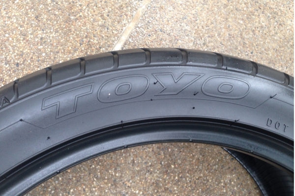 ยาง Toyo Type T1 Sport 225 45 18 จำนวน 2 เส้น กลางปี13 ดอกเต็ม ไม่มีปะ