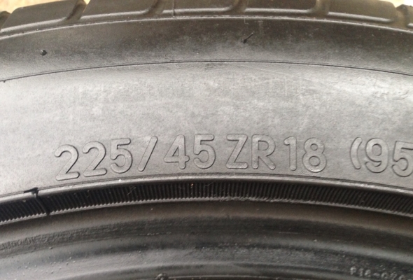 ยาง Toyo Type T1 Sport 225 45 18 จำนวน 2 เส้น กลางปี13 ดอกเต็ม ไม่มีปะ