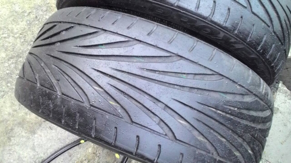 225/45R17 TOYO มี 2 เส้น tel.081-427-3941