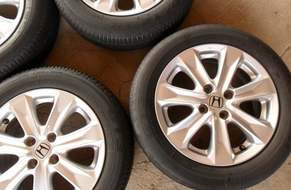 แม็กขอบ15แท้ -4รู100 สวยใหม่กริ๊บ สภาพป้ายแดง พร้อมยาง 175-65-R15(4ล้อ4,500บ.)