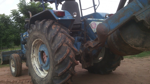 ขายรถไถฟอร์ดเสื้อลาย6600รถสวยพร้อมใช้พร้อมโอน370000