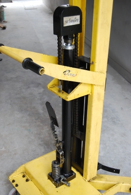 รถยกถังน้ำมัน