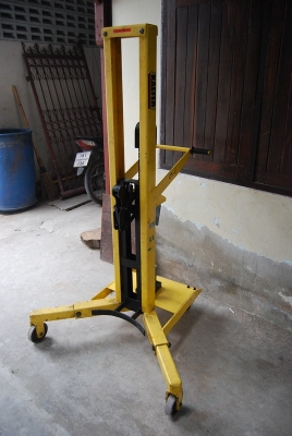 รถยกถังน้ำมัน