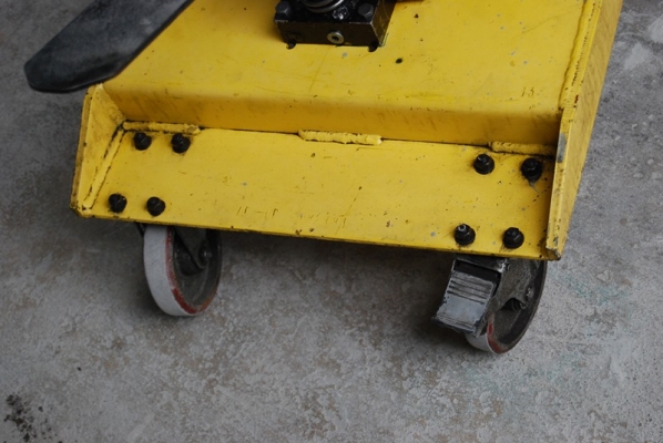 รถยกถังน้ำมัน