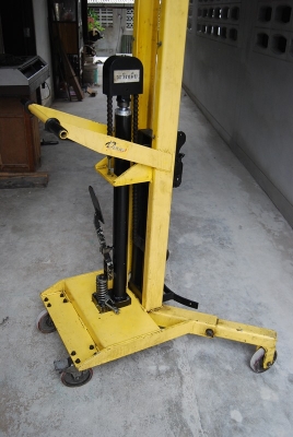 รถยกถังน้ำมัน