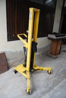 รถยกถังน้ำมัน