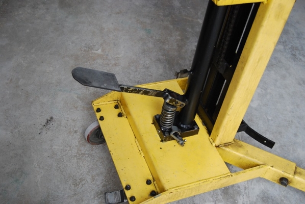 รถยกถังน้ำมัน