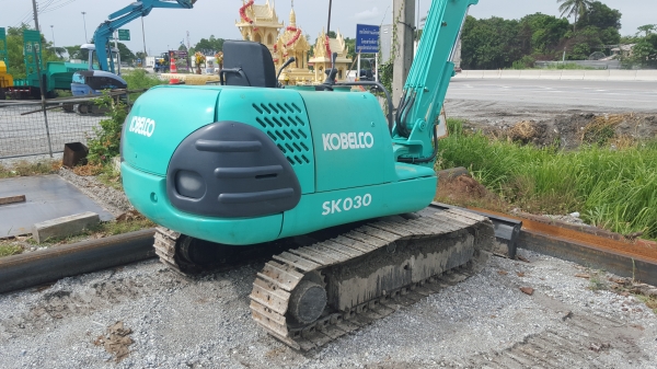ขายkobelco  sk30---UR2  ปัมนิ้ว..คอนโทนสั้น..เก็บสีพร้อม