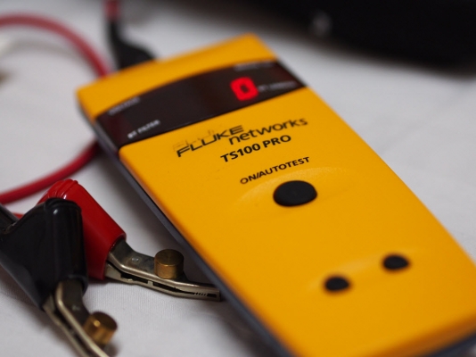 เครื่องวัดความยาวสายโทรศัพท์กล้องวงจรปิดพร้อมส่งโทนเข้าไปในสายFluke TS100 Pro วัดได้ 2.4กิโลเมตร เครื่องวัดความยาวสายโทรศัพท์กล้องวงจรปิดพร้อมส่งโทนเข้าไปในสายFluke TS100 Pro วัดได้ 2.4กิโลเมตร