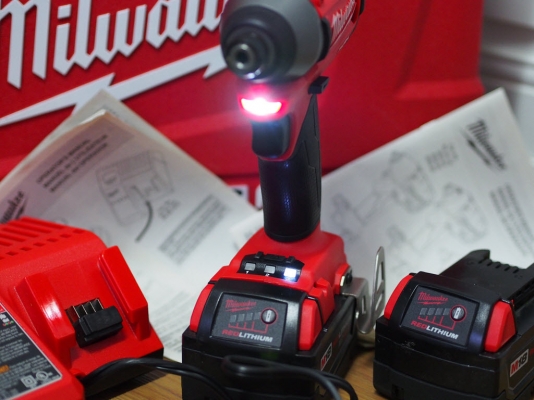 สว่านไขน็อตแบบกระแทกไร้สายไม่ใช้แปรงถ่าน Milwaukee 2653-22 ไฟ18โวลท์พร้อมแท่นชาร์จแบ็ต4แอมป์2ก้อนและเคสพลาสติค