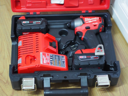 สว่านไขน็อตแบบกระแทกไร้สายไม่ใช้แปรงถ่าน Milwaukee 2653-22 ไฟ18โวลท์พร้อมแท่นชาร์จแบ็ต4แอมป์2ก้อนและเคสพลาสติค