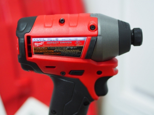 สว่านไขน็อตแบบกระแทกไร้สายไม่ใช้แปรงถ่าน Milwaukee 2653-22 ไฟ18โวลท์พร้อมแท่นชาร์จแบ็ต4แอมป์2ก้อนและเคสพลาสติค