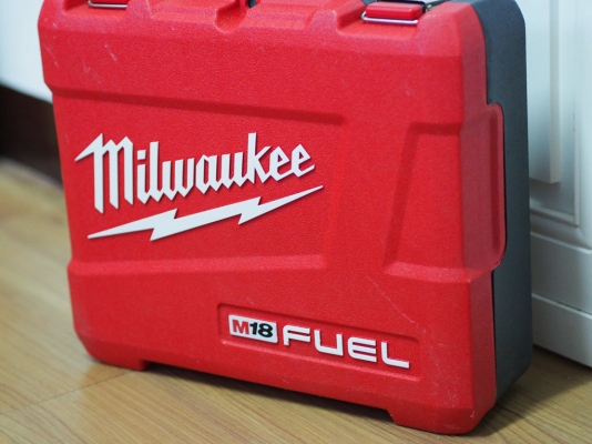 สว่านไขน็อตแบบกระแทกไร้สายไม่ใช้แปรงถ่าน Milwaukee 2653-22 ไฟ18โวลท์พร้อมแท่นชาร์จแบ็ต4แอมป์2ก้อนและเคสพลาสติค