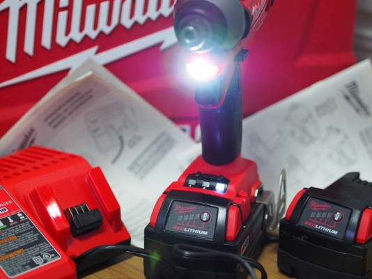 สว่านไขน็อตแบบกระแทกไร้สายไม่ใช้แปรงถ่าน Milwaukee 2653-22 ไฟ18โวลท์พร้อมแท่นชาร์จแบ็ต4แอมป์2ก้อนและเคสพลาสติค