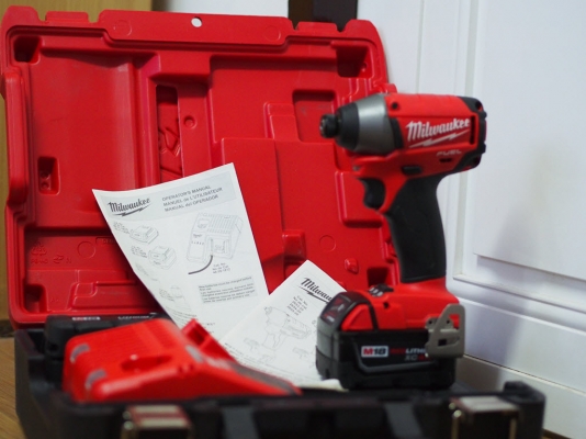 สว่านไขน็อตแบบกระแทกไร้สายไม่ใช้แปรงถ่าน Milwaukee 2653-22 ไฟ18โวลท์พร้อมแท่นชาร์จแบ็ต4แอมป์2ก้อนและเคสพลาสติค