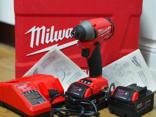 สว่านไขน็อตแบบกระแทกไร้สายไม่ใช้แปรงถ่าน Milwaukee 2653-22 ไฟ18โวลท์พร้อมแท่นชาร์จแบ็ต4แอมป์2ก้อนและเคสพลาสติค