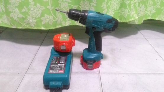 สว่านไขควงไร้สาย Makita  12 v  แบต 2ก้อน พร้อมแท่นชาร์ต พร้อมใช้งานครับ