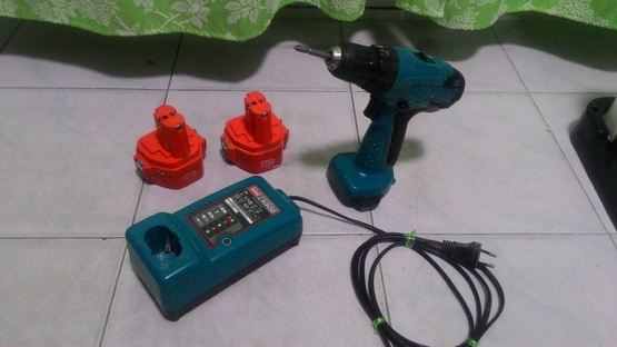 สว่านไขควงไร้สาย Makita  12 v  แบต 2ก้อน พร้อมแท่นชาร์ต พร้อมใช้งานครับ