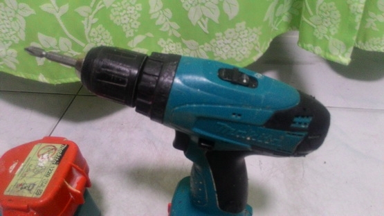 สว่านไขควงไร้สาย Makita  12 v  แบต 2ก้อน พร้อมแท่นชาร์ต พร้อมใช้งานครับ