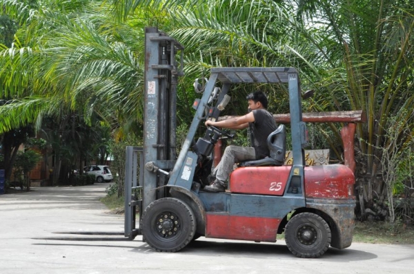 ขายFORKLIFT 2.5ตันครึ่ง เสา4เมตร ดีเซล สวยเดิมหาอยู่รับรองไม่ผิดหวัง 165,000เท่านั้น!!