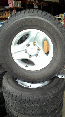 275/70R16 แม๊กลายTOYOTA พร้อมยาง BRIDGESTONE ชุด 4 ล้อ tel.081-427-3941