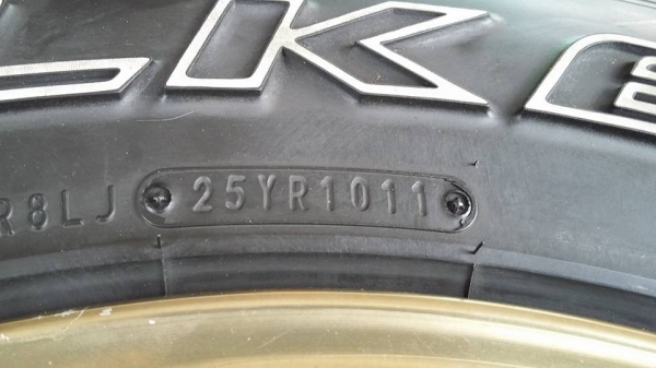 ขายแม็กกับยาง เท่ๆ ถูกๆ 1 ชุดครับ