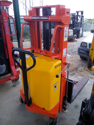 ขาย stacker ไฟฟ้า 1.0 ตัน ขาย stacker ไฟฟ้า 1.0 ตัน