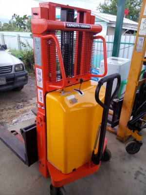 ขาย stacker ไฟฟ้า 1.0 ตัน ขาย stacker ไฟฟ้า 1.0 ตัน