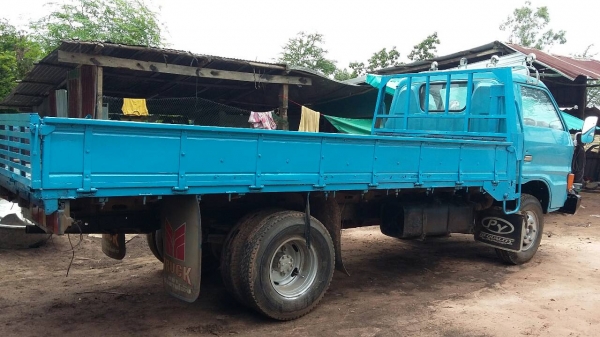 รถบรรทุก 6 ล้อกลาง ks