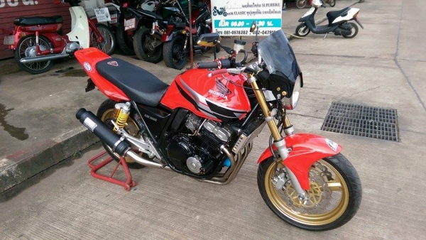 ขายคับ HONDA CB400 ปี94 ของแต่งล้น สีสวย ชิวหน้า ท่อแต่งเลสทั้งเส้น กันล้ม แฮนด์บาร์ ไฟตาเพชร ไฟเลี้ยวแต่ง จานเบรคแต่งหน้าหลัง โช๊คหลังแต่ง ท้ายเทค3 มือเบรคแต่ง ยางหน้าหลังเต็ม โซ่สเตอเต็ม เอกสารอินวอยส์ สรรพสามิต ราคา 63500 บาท ส่งได้ทั่วไทยคับ สนใจติดต่