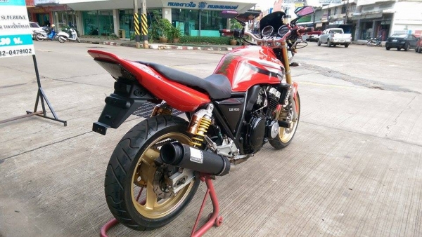 ขายคับ HONDA CB400 ปี94 ของแต่งล้น สีสวย ชิวหน้า ท่อแต่งเลสทั้งเส้น กันล้ม แฮนด์บาร์ ไฟตาเพชร ไฟเลี้ยวแต่ง จานเบรคแต่งหน้าหลัง โช๊คหลังแต่ง ท้ายเทค3 มือเบรคแต่ง ยางหน้าหลังเต็ม โซ่สเตอเต็ม เอกสารอินวอยส์ สรรพสามิต ราคา 63500 บาท ส่งได้ทั่วไทยคับ สนใจติดต่