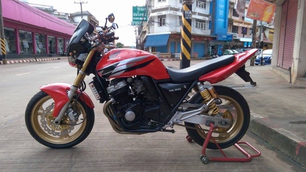 ขายคับ HONDA CB400 ปี94 ของแต่งล้น สีสวย ชิวหน้า ท่อแต่งเลสทั้งเส้น กันล้ม แฮนด์บาร์ ไฟตาเพชร ไฟเลี้ยวแต่ง จานเบรคแต่งหน้าหลัง โช๊คหลังแต่ง ท้ายเทค3 มือเบรคแต่ง ยางหน้าหลังเต็ม โซ่สเตอเต็ม เอกสารอินวอยส์ สรรพสามิต ราคา 63500 บาท ส่งได้ทั่วไทยคับ สนใจติดต่