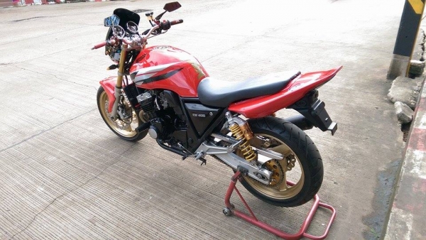 ขายคับ HONDA CB400 ปี94 ของแต่งล้น สีสวย ชิวหน้า ท่อแต่งเลสทั้งเส้น กันล้ม แฮนด์บาร์ ไฟตาเพชร ไฟเลี้ยวแต่ง จานเบรคแต่งหน้าหลัง โช๊คหลังแต่ง ท้ายเทค3 มือเบรคแต่ง ยางหน้าหลังเต็ม โซ่สเตอเต็ม เอกสารอินวอยส์ สรรพสามิต ราคา 63500 บาท ส่งได้ทั่วไทยคับ สนใจติดต่
