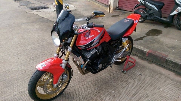 ขายคับ HONDA CB400 ปี94 ของแต่งล้น สีสวย ชิวหน้า ท่อแต่งเลสทั้งเส้น กันล้ม แฮนด์บาร์ ไฟตาเพชร ไฟเลี้ยวแต่ง จานเบรคแต่งหน้าหลัง โช๊คหลังแต่ง ท้ายเทค3 มือเบรคแต่ง ยางหน้าหลังเต็ม โซ่สเตอเต็ม เอกสารอินวอยส์ สรรพสามิต ราคา 63500 บาท ส่งได้ทั่วไทยคับ สนใจติดต่