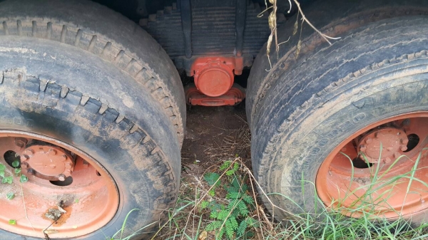 ขายรถ 10 ล้อ 2 เพลา กระบะเหล็กข้างเรียบดั้ม ISUZU 210 รถเดิม ราคา.850000 สนใจโทรด่วน