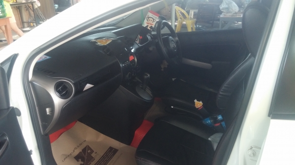 ขายมาสด้า 2 สีขาว เกียร์ออโต้