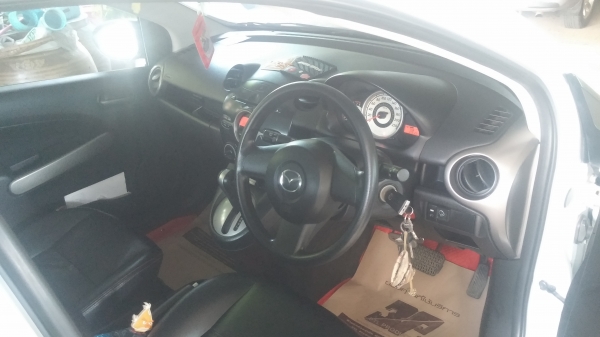 ขายมาสด้า 2 สีขาว เกียร์ออโต้