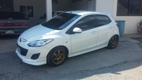 ขายมาสด้า 2 สีขาว เกียร์ออโต้