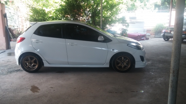 ขายมาสด้า 2 สีขาว เกียร์ออโต้