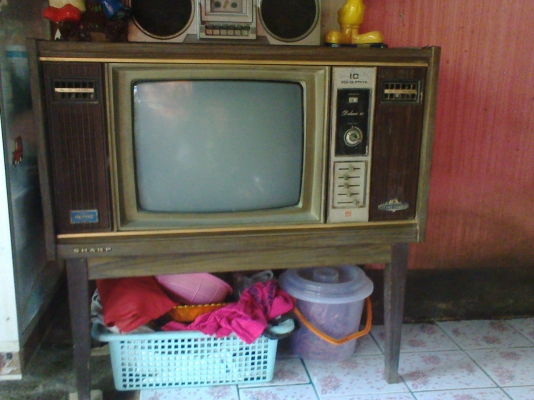 ทีวีรุ่นเก่าพร้อมขาตั้ง ทีวีรุ่นเก่าพร้อมขาตั้ง