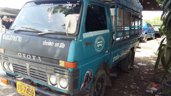 รถสี่ล้อกลาง ไดน่า ่รุ่นทางหลวง 85 แรง เครื่องดีคันชีสวย เอกสารพร้อมโอน