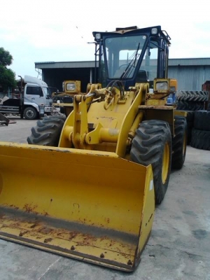 ขายรถตักล้อยาง KOMATSU WA100-1 ราคา 1,100,000 บาท (ราคานี้ยังไม่รวมภาษีมูลค่าเพิ่มนะจ๊ะ) สภาพสวยพร้อมใช้งาน ราคานี้รวมเก็บรายระเอียดสีและเช็คระบบ  นำเข้าจากประเทศญี่ปุ่น ยังไม่เคยใช้งานในไทย เอกสารพร้อม ส