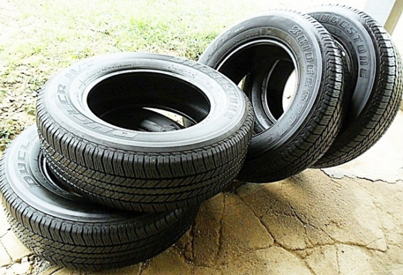 ยางกระบะสูงขอบ17 บริดสโตน 265-65R17ลงพื้นปลายปี13 (4เส้น 5,500บ)ดอกเพียบ90\%