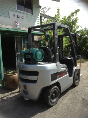 +++ ขายโฟล์คลิฟท์  NISSAN FG25  (รุ่นใหม่)  สภาพ 90 \%  ชม. การทำงาน  3,900  ชม.  ขนาด  2.5  ตัน  เครื่องยนต์เบนซิน  ติดแก๊ส  เสา   3  เมตร  เกียร์ออโตเมติค  งา 1,070  มม.  ยางตันใหม่ครับ  รับประกันเครื่อง + เกียร์