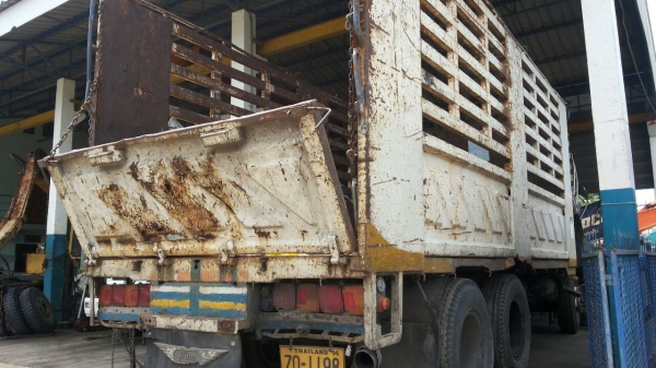 ขายรถบรรทุก 10 ล้อรั้ว HINO KT925 ใส่เครื่อง JO8C 210 แรงม้า ทะเบียนภาษีขาด 1 ปี ราคา 300000