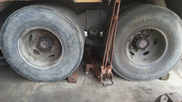 ขายรถบรรทุก 10 ล้อรั้ว HINO KT925 ใส่เครื่อง JO8C 210 แรงม้า ทะเบียนภาษีขาด 1 ปี ราคา 300000