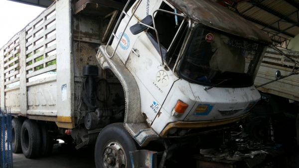 ขายรถบรรทุก 10 ล้อรั้ว HINO KT925 ใส่เครื่อง JO8C 210 แรงม้า ทะเบียนภาษีขาด 1 ปี ราคา 300000