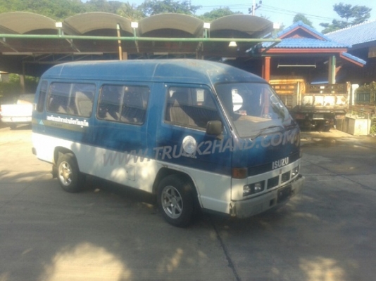 รถตู้ ISUZU  ขนาด 10 ที่นั่ง  มีแอร์พร้อม  น็อต 6 ตัว