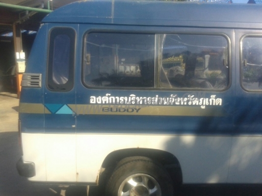 รถตู้ ISUZU  ขนาด 10 ที่นั่ง  มีแอร์พร้อม  น็อต 6 ตัว